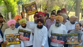 पंजाब विधानसभा के बाहर प्रदर्शन करते हुए कांग्रेस।