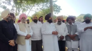 विधानसभा सत्र के शुरू होने से पहले आप सरकार को घेरते हुए प्रदेश अध्यक्ष परगट सिंह और विपक्ष के नेता प्रताप सिंह बाजवा।