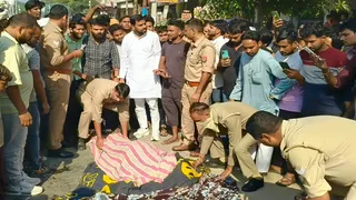 लावड़ कस्बे में हादसे के बाद लगी भीड़।