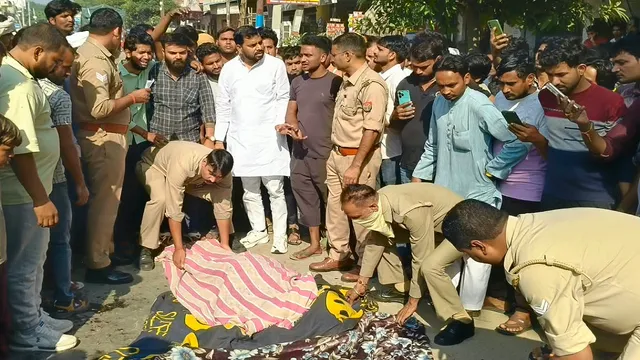 मेरठ में डंपर से बाइक का हैंडल टकराते ही हुआ दर्दनाक हादसा: बेटे के सामने मां ने तड़पकर दम तोड़ा