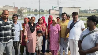 हापुड़ की दस्तोई रोड पर आठ महीने से जलभराव ( फोटो स्रोत : जागरण )