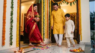 गृह प्रवेश में क्यों पहले रखते हैं दाहिना पैर जानिए इसका महत्व (Picture Credit: AI Generated)