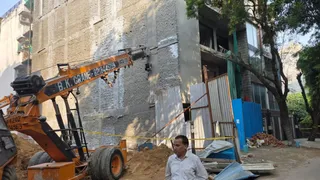 गुरुग्राम में इमारत झुकने के चलते अब गिराई जाएगी। फोटो: जागरण
