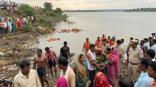 पन्ना जिले में दुर्गा प्रतिमा विसर्जन के दौरान बांध में डूबने से दो युवकों की मौत (फोटो- AI Generated)