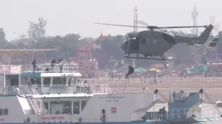 वाराणसी एयर शो: गंगा के ऊपर भारतीय वायु सेना का पौराणिक थीम पर अद्भुत प्रदर्शन।