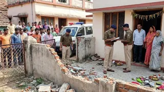 घर की बाउंड्री तोड़कर लाखों की चोरी (एआई जेनरेटेड तस्वीर)