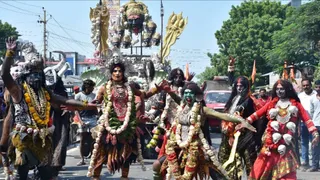 जय श्रीराम के उद्घोष के बीच हेलीकाप्टर से हुई पुष्पवर्षा।