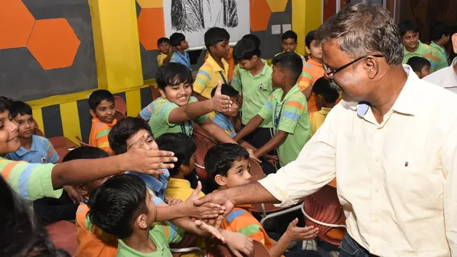 कानपुर में बच्चों के बीच पहुंचे 'दृश्यम' फेम कमलेश सावंत, बोले- लोग गाली न दें तो मैं खुद को फेल मानता हूं