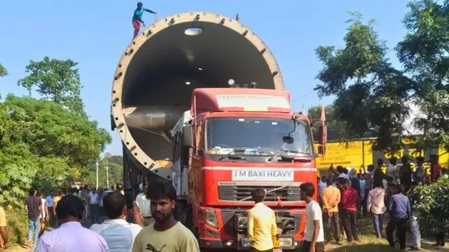 308 पहियों वाले ट्रक का काम पूरा, कुंभी चीनी मिल पहुंचा बेल्जियम का विशालकाय साइक्लाइजेशन रिएक्टर
