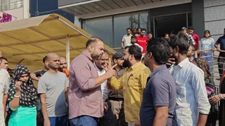 अस्पताल के बाहर हंगामा करते हुए और स्टाफ से बहस करते हुए मृतक के परिजन।