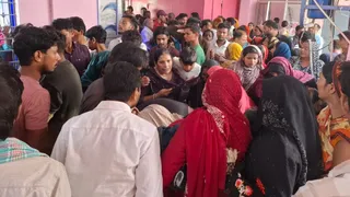 मृतक के स्वजन और बड़ी संख्या में ग्रामीण सीएचसी पहुंच गए और हंगामा करने लगे।