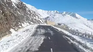 लाहुल-स्पीति के शिंकुला दर्रे पर सड़क पर जमीं बर्फ।