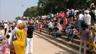 गंगा घाट पर एयर शो को देखने के लिए उमड़ी भीड़।