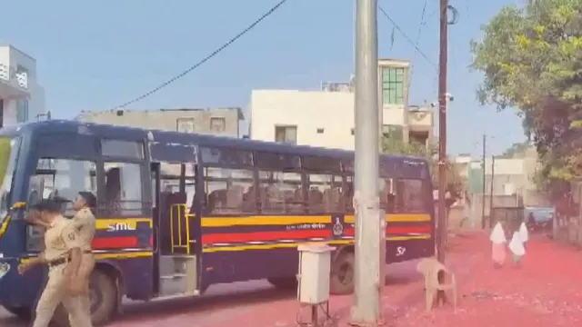 महाराष्ट्र: वाशिम में गुलाल फेंकने को लेकर विवाद के बाद दो गुटों में चले पत्थर, पुलिस फोर्स तैनात