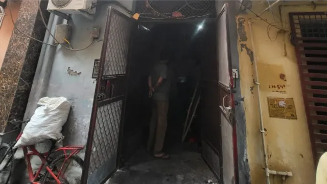 दिल्ली में चार्ज हो रही मोपेड की बैटरी फटने से लगी आग, 40 मिनट फंसे रहे बहन-भाई; 4 लोग पड़ोसी की छत पर कूदे