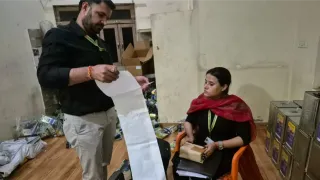 हापुड़ में कार्रवाई के दौरान टीम। फोटो: जागरण