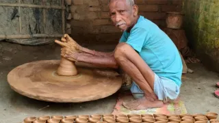 दीये बनाने में जुटे कुंभकार
