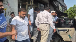 पुलिस की हिरासत में आरोपित। जागरण