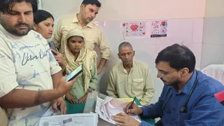 जिला अस्पताल में मरीजों की जांच करते डा. सचिन मलिक। जागरण आर्काइव
