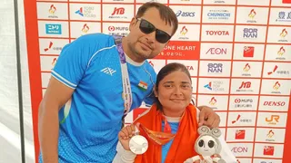 जापान के नागोया में गुरुवार को रजत पदक जीतने के बाद पति गौरव के साथ स्वाति चौधरी। सौ. स्वजन