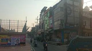 दिल्ली रोड पर जगदीश मंडप के सामने छूटे खसरों में बनी दुकानें तथा अन्य भवन। जागरण