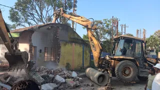 बहुबाजार के पास फ्लाइओवर ब्रिज के पिलर के लिए तोड़ी गई ऑक्सफोर्ड स्कूल की बाउंड्री। (फोटो: जागरण)