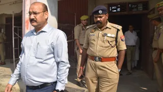 खंड स्नातक शिक्षक निर्वाचन विधान परिषद चुनाव में मतदान केंद्र का निरीक्षण करते जिलाधिकारी व एसएसपी। जागरण