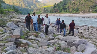 नागरूघाट क्षेत्र का निरीक्षण करते जिलाधिकारी मनीष कुमार और प्रशासनिक अधिकारी। सौ सूवि