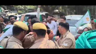 सुभाष पार्क के पास सिटी मजिस्ट्रेट से धक्का मुक्की करते भाकियू पदाधिकारी।