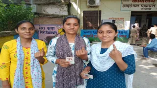 इलाहाबाद-झांसी खंड स्नातक निर्वाचन क्षेत्र चुनाव मतदान के बाद कौशांबी में उत्साहित युवतियां। जागरण
