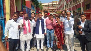 UP स्नातक एमएलसी चुनाव के तहत प्रयागराज में मतदान करने के बाद उत्साही वोटर। प्रयागराज