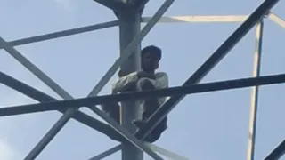 बिजली पोल पर चढ़ा युवक। (जागरण)