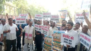 नगर तथा ग्राम निवेश (टीएंडसीपी) कार्यालय के समक्ष किसानों ने किया प्रदर्शन।