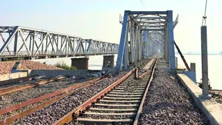 बलिया-छपरा रेलखंड पर बकुलहा और मांझी रेलवे स्टेशनों के बीच सरयू नदी पर बना बहुप्रतीक्षित रेल पुल। जागरण