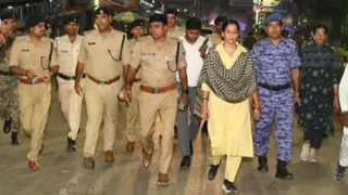 भागलपुर में दुर्गापूजा के दौरान पंडालों में उमड़ी भीड़ और सुरक्षा व्यवस्था का जायजा लेती पुलिस व प्रशासन की टीम