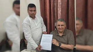 उपमुख्यमंत्री विजय कुमार चौधरी को गंगा नदी पर तैयार शोध-पांडुलिपि सौंपते डा. प्रिंस फिरोज अहमद।