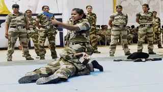 आतंकियों से निपटने की तैयारी के तहत मॉक ड्रिल करतीं सीआईएसएफ की महिला जवानें।(फाइल फोटो)