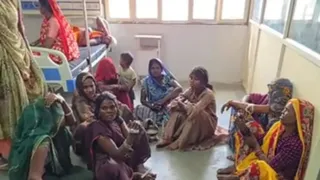 घायल श्रमिकों को अस्पताल में कराया भर्ती।