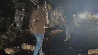 शराब से लदी पिकअप पलटी। (वीडियो ग्रैब)
