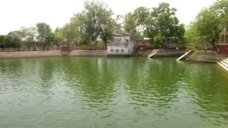 गोवर्धन स्थित चंद्र सरोवर।