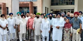 किसानों ने निर्धारित मुआवजे को बताया काफी कम। विरोध जताने पहुंचे।