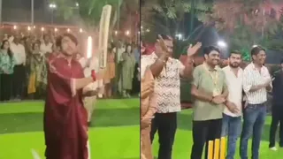 हाथ में बल्ला थामे पं. धीरेंद्र शास्त्री।