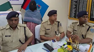 गिरफ्तार महिला राखी कुमार के साथ दुमका के एसपी पीतांबर सिंह खेरवार और अन्य पुलिस पदाधिकारी।(फोटो जागरण)
