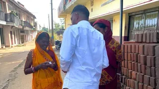 डुमरी में महिलाओं को आर्थिक मदद करते विधायक जयराम महतो।( सौजन्य)
