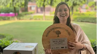 ग्लोबल सस्टेनेबिलिटी अवार्ड के साथ कीर्ति त्रिपाठी। फोटो: जागरण