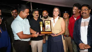 रोडिज रियलिटी शो की निर्णायक अभिनेत्री नेहा धूपिया को प्रतीक चिह्न भेंट करते रोहतास डीएम दीपक कुमार मिश्रा।