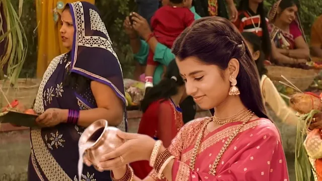 घाटों पर खूब बजता है Maithili Thakur का ये छठ गीत, सुनते ही छठी मइया की भक्ति में डूब जाएगा मन!