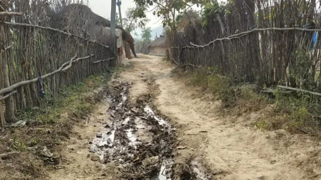 मुंगेर के न्यू पैसरा में विकास की राह तकते ग्रामीण, सड़क-नाला नदारद, कब बदलेगी गांव की तस्वीर
