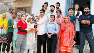 प्रीति पाल के एशियाई खेलों में दूसरा रजत पदक हासिल करने पर मिठाई खिलाकर खुशी मनाते स्वजन। जागरण