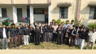 गुजरात के लिए रवाना होने से पहले पूर्णिया कला भवन के 16 सदस्यीय झिझिया नृत्य दल के कलाकार और समिति के सदस्य